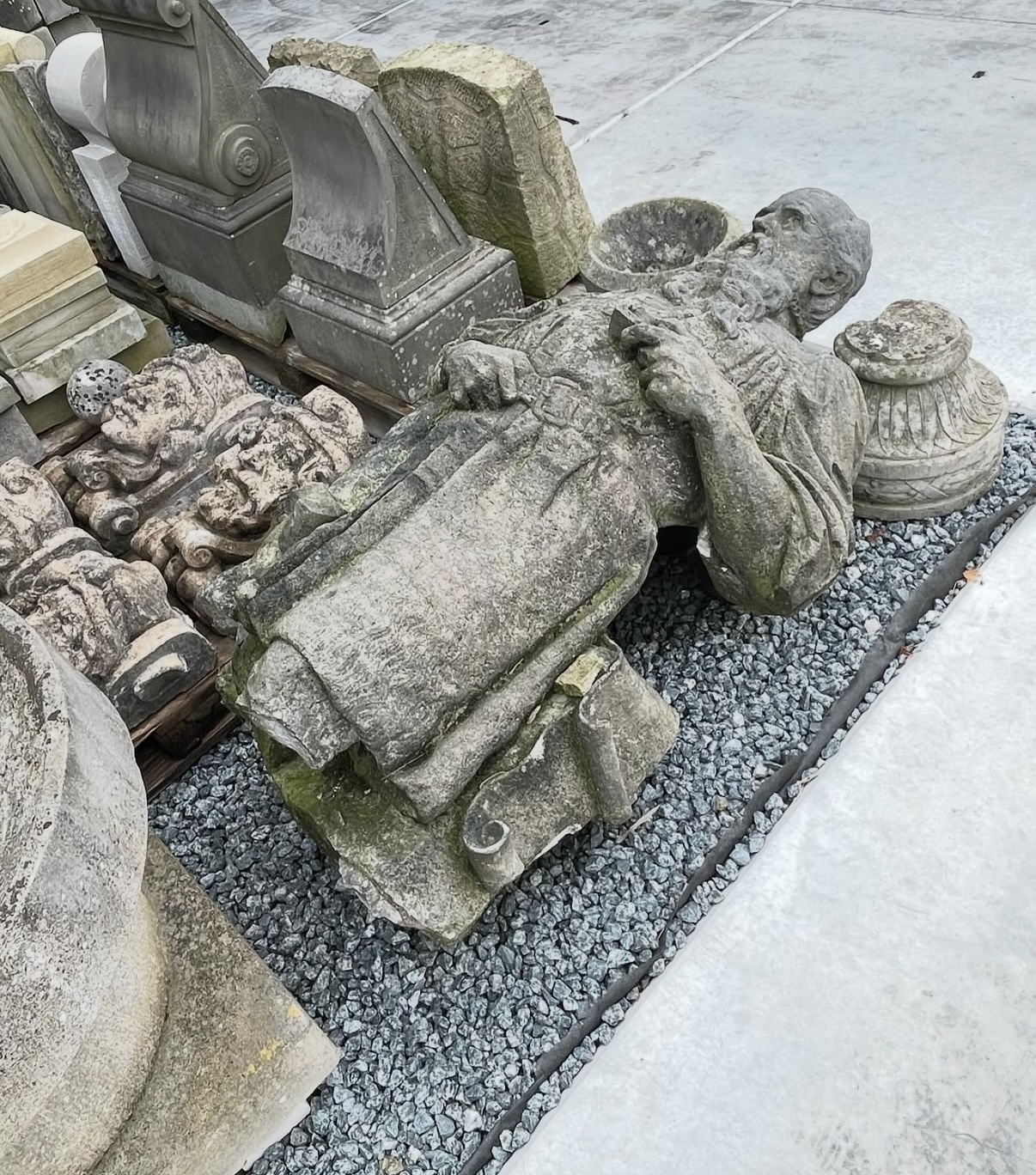 Historische Natursteinfigur und Musterstücke in der Ausstellung