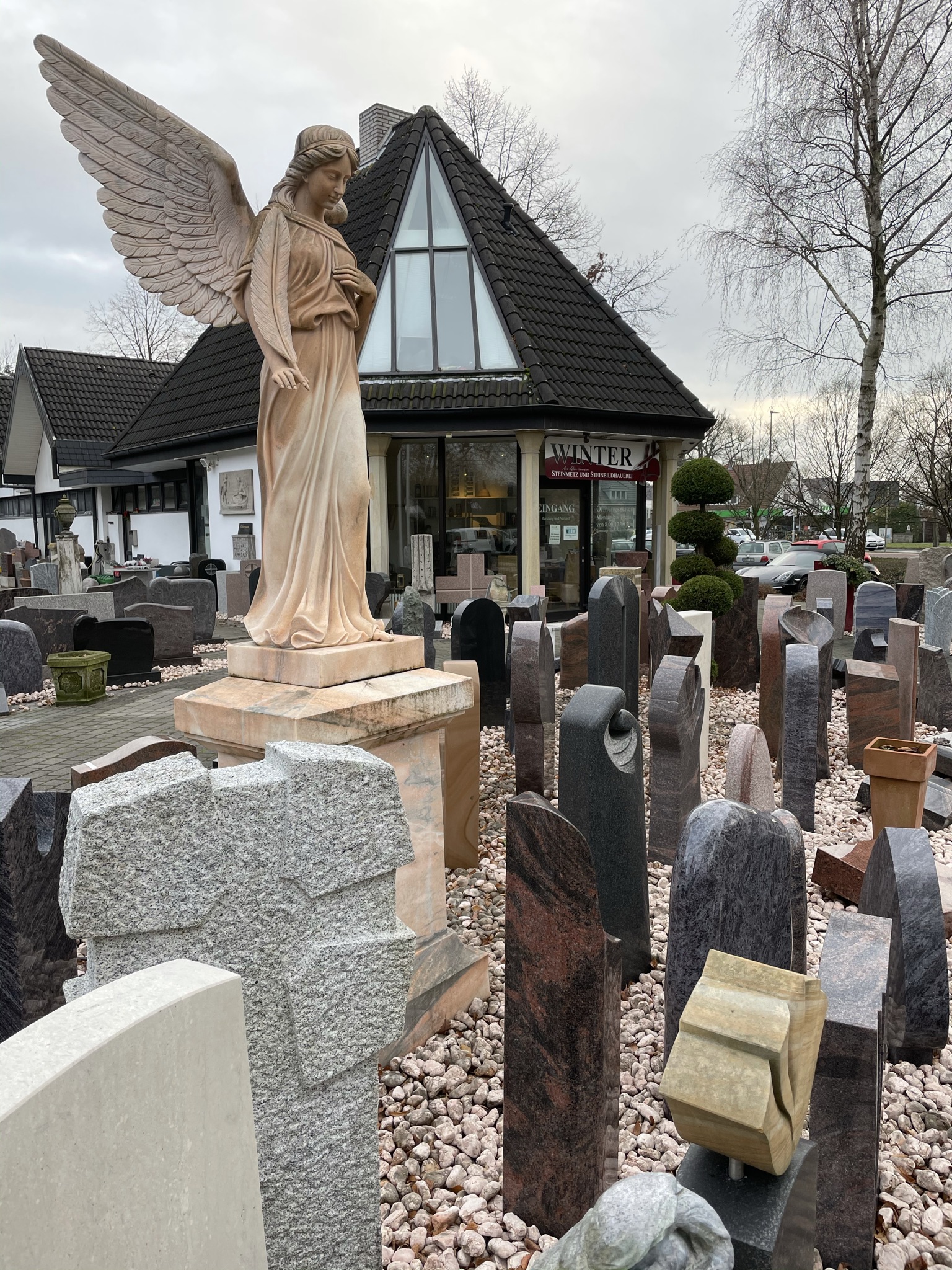 Ausstellung am Osterholzer Friedhof mit großer Auswahl an Grabmalen und Natursteinen